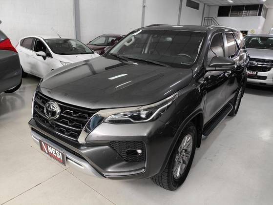 TOYOTA HILUX SW4 2.8 D-4D TURBO DIESEL SRX 7L 4X4 AUTOMÁTICO TOYOTA HILUX SW4 2.8 D-4D TURBO DIESEL SRX 7L 4X4 AUTOMÁTICO